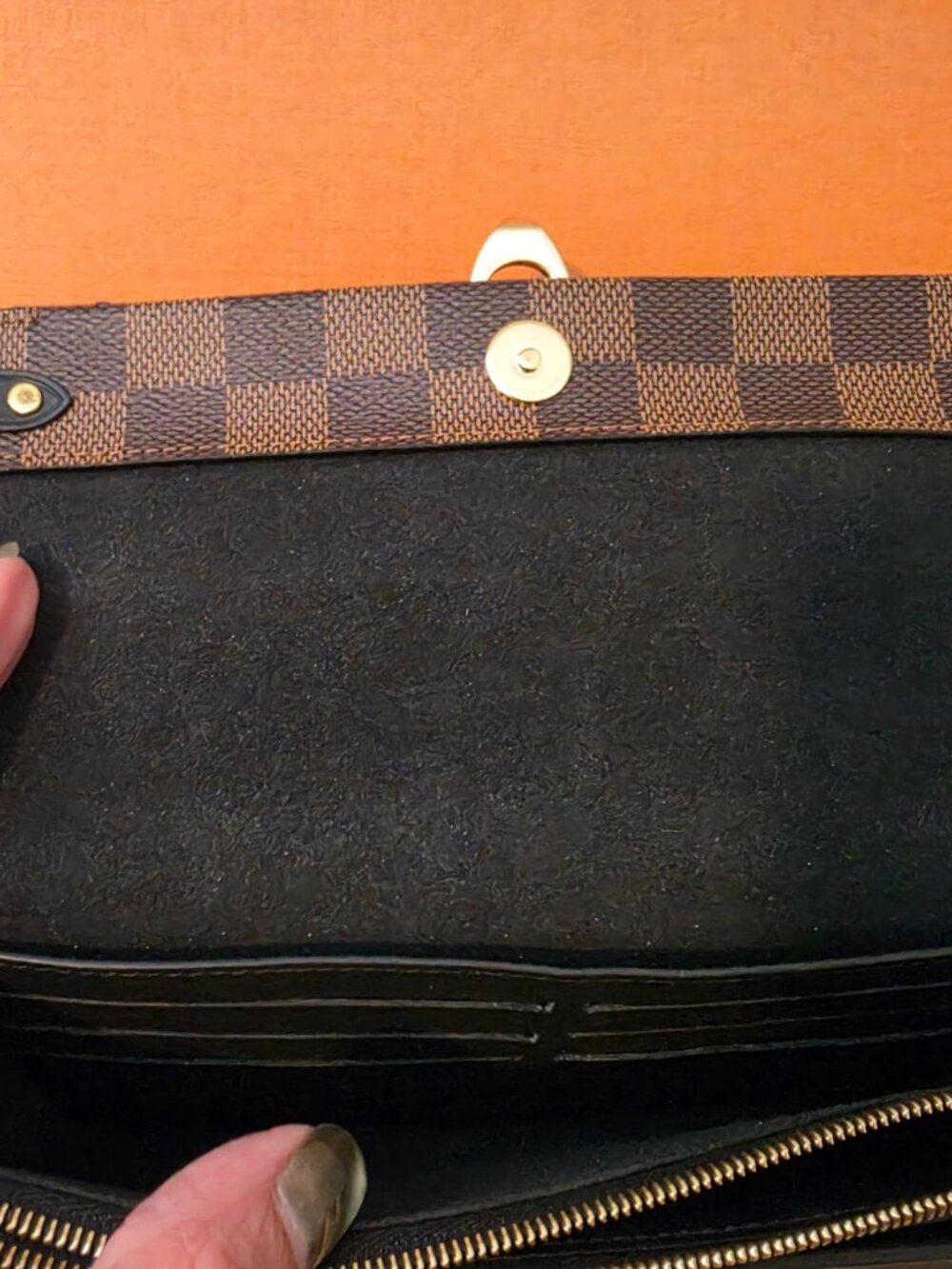 Louis Vuitton - Picture 6 of 12